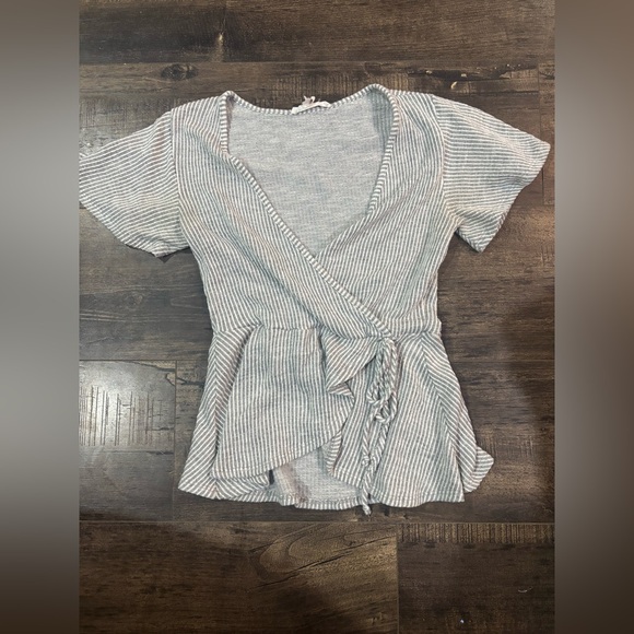 Tops - 🎀🎀Striped Wrap Peplum Top in Light Gray and White 🎀🎀